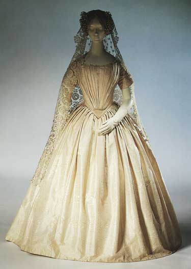 Then A Victorian American bride chose this wedding dress made of ivory 